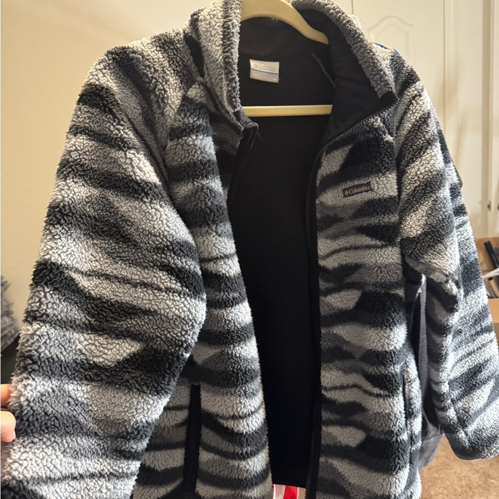 Columbia Black and Gray Patterned Fleece Jacket